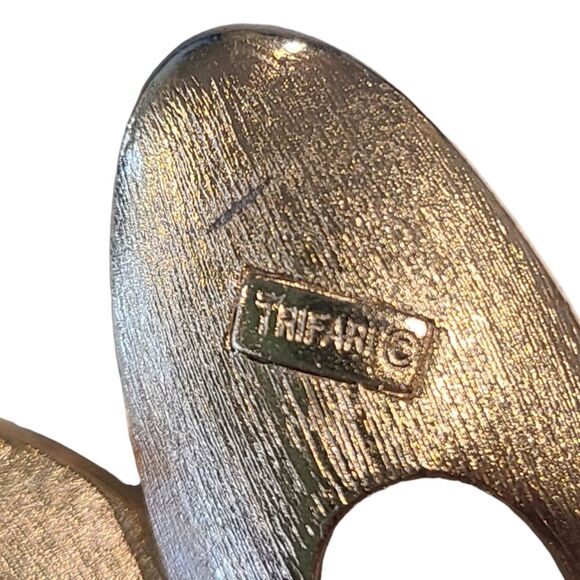 Vintage Trifari Brushed Gold-tone Brooch - Picture 6 of 6